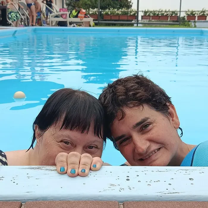 Monica ed Elena in piscina