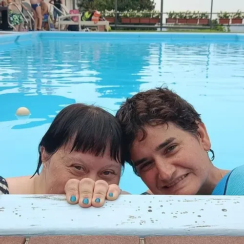 Monica ed Elena in piscina